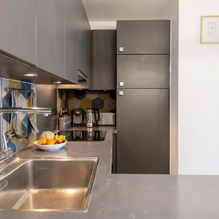 Spacious Montmartre - Sacre-coeur View & Balcony Appartement Parijs